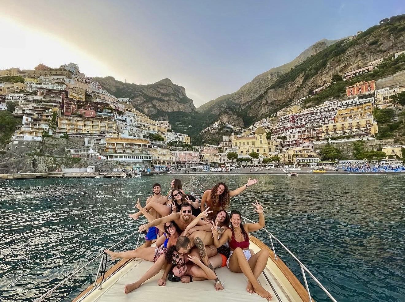 Itama 45 Sport in planata davanti ad Amalfi