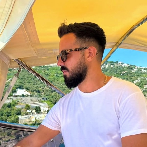 Il Comandante Andrea al timone dell'Aprea 38