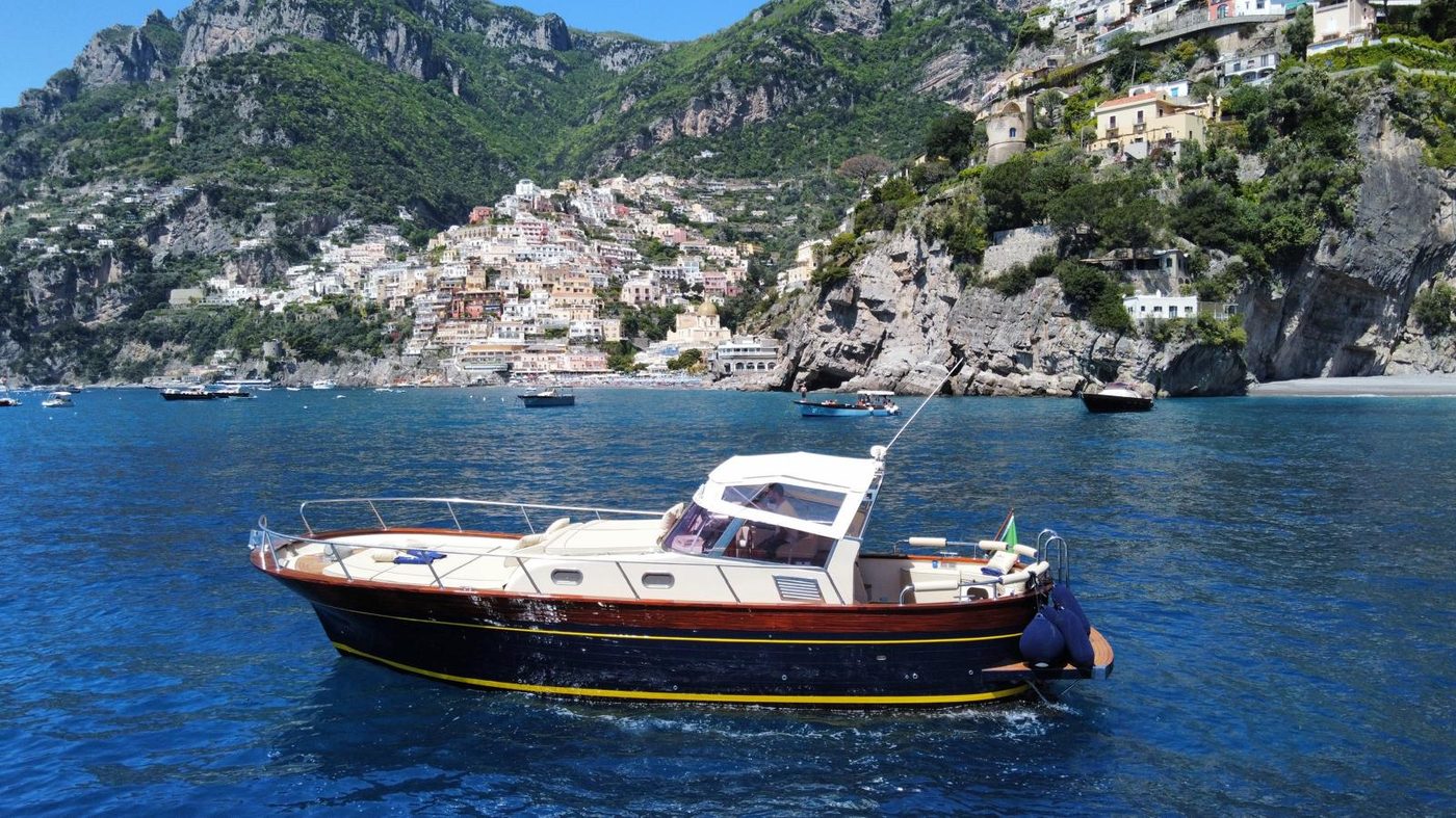 Aprea 38 in navigazione davanti a Positano