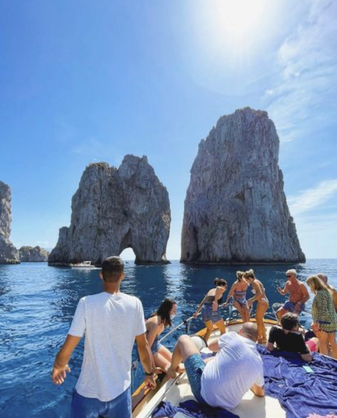 Rotta verso Capri e i Faraglioni vista dalla prua di uno Jeranto
