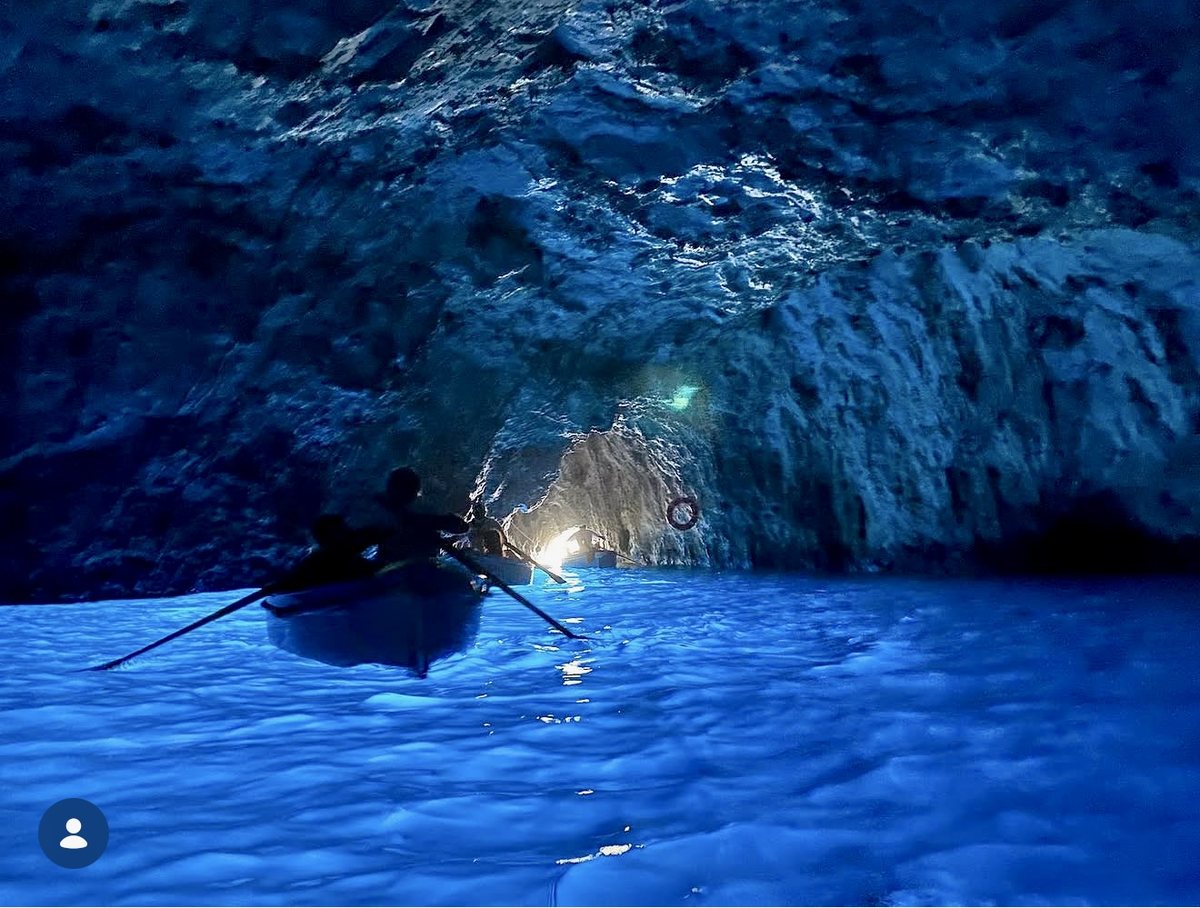 Navigazione sotto un arco di roccia in una grotta della Costiera Amalfitana