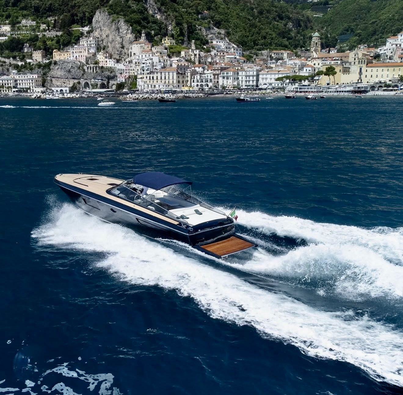 Itama 45 Sport in planata davanti ad Amalfi