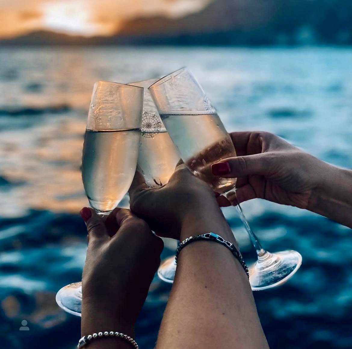 Aperitivo a bordo al tramonto nel pozzetto del Pershing 37